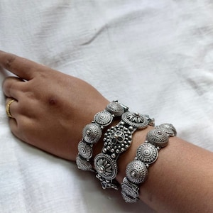 Geoxideerde Duitse zilveren armbandset: Bollywood-kada-armbanden die te openen zijn