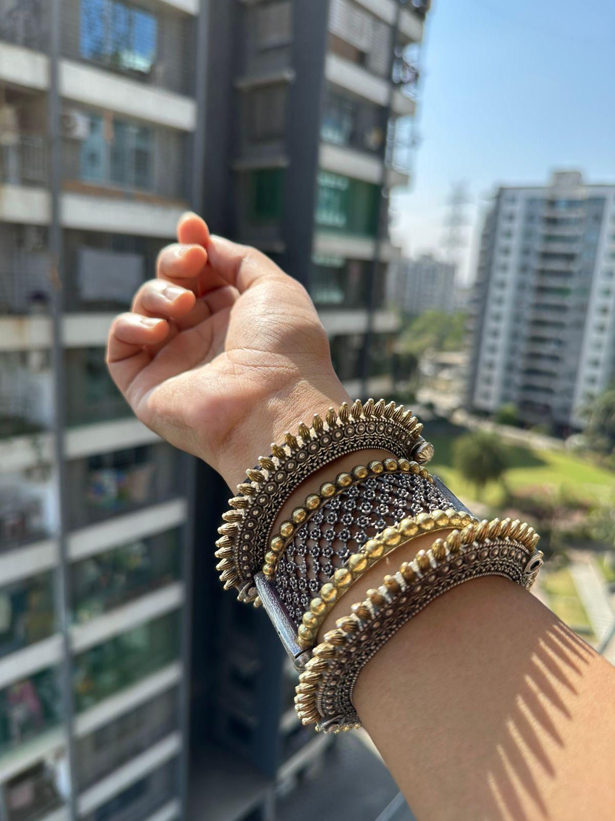 酸化シルバーのカダバングルセット：デュアルトーンのエスニック