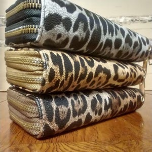 Cartera de mano con doble cremallera y estampado de leopardo