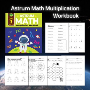 Puede incluir: Un libro de trabajo colorido para que los niños aprendan la multiplicación. La portada presenta a un astronauta con un traje espacial con estrellas y planetas en el fondo. El título del libro es "Astrum Math Multiplication Workbook".