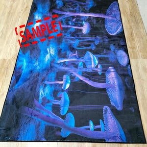 Puede incluir: Una alfombra psicod&eacute;lica azul y morada con un patr&oacute;n de hongos brillantes.