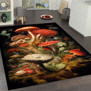 Puede incluir: Una alfombra en blanco y negro con una ilustraci&oacute;n colorida de setas y vegetaci&oacute;n. Las setas son rojas, naranjas y blancas con tallos marrones. La vegetaci&oacute;n es verde y marr&oacute;n.