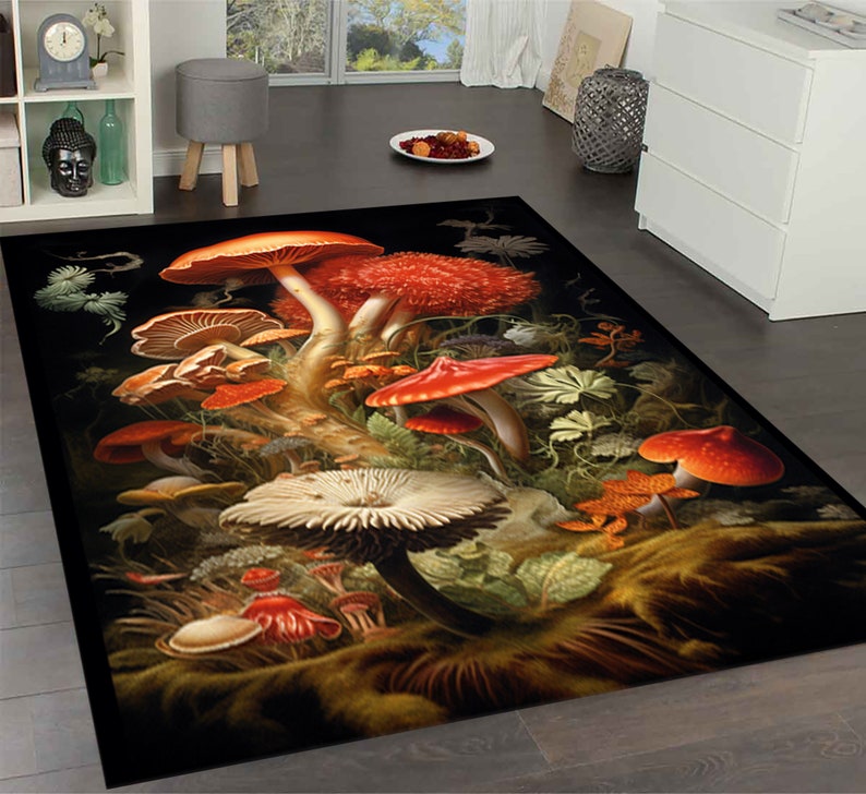 Puede incluir: Una alfombra en blanco y negro con una ilustraci&oacute;n colorida de setas y vegetaci&oacute;n. Las setas son rojas, naranjas y blancas con tallos marrones. La vegetaci&oacute;n es verde y marr&oacute;n.
