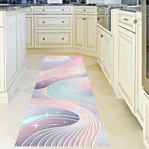 Könnte beinhalten: Gemusterter Läufer mit wellenförmigem Design in Rosa, Lila und Blau. Der Teppich weist ein sich wiederholendes Muster aus geschwungenen Linien und Sternakzenten auf, geeignet für eine Küche oder einen Flur.