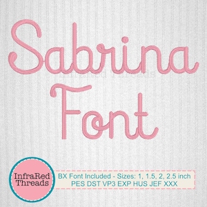 Könnte beinhalten: Rosa gestickte Schriftart für Maschinenstickerei. Das Wort "Sabrina" ist in einer kursiven Schriftart gestickt, gefolgt vom Wort "Font". Der Text "BX Font Included - Sizes: 1, 1.5, 2, 2.5 inch PES DST VP3 EXP HUS JEF XXX" ist ebenfalls enthalten.