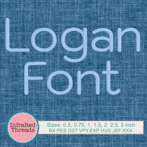Peut inclure: Un fond en denim bleu avec une broderie blanche qui lit "Logan Font". Le texte est entouré d'un cercle blanc avec le texte "InfraRed Threads" en lettres rouges. Sous le texte se trouve un rectangle blanc avec le texte "Sizes: 0.5, 0.75, 1, 1.5, 2, 2.5, 3 inch" et "BX PES DST VP3 EXP HUS JEF XXX".
