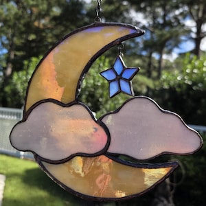 Glas-in-lood maan, wolken en sterren