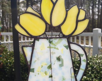 ステンドグラスのチューリップコーヒーポットサンキャッチャー：虹色の花の窓辺のアート