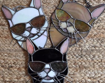 ステンドグラスの猫サンキャッチャー：手作りの虹色と黒の猫アート、6インチのオーナメント