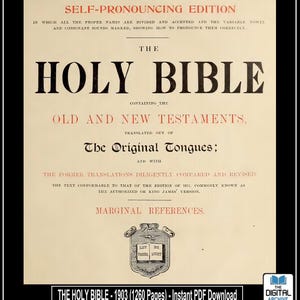 Op de afbeelding: Een vintage boekomslag voor "The Holy Bible" uit 1903, met vette zwarte tekst op een gebroken witte achtergrond. De titel staat centraal, met extra tekst over de editie en inhoud. Inclusief een decoratief embleem.