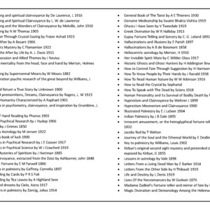 Puede incluir: Una lista en blanco y negro de libros sobre espiritismo, clarividencia y fen&oacute;menos ps&iacute;quicos. La lista incluye t&iacute;tulos, autores y fechas de publicaci&oacute;n.
