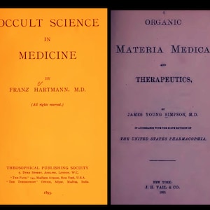 Puede incluir: Dos portadas de libros una al lado de la otra. La portada de la izquierda es naranja y presenta el t&iacute;tulo "Occult Science in Medicine" de Franz Hartmann, M.D. La portada de la derecha es morada y presenta el t&iacute;tulo "Organic Materia Medica and Therapeutics" de James Young Simpson, M.D.