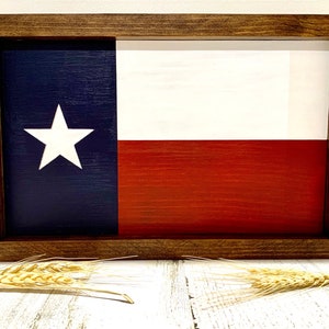Arte con la bandera de Texas en un marco desgastado, muestra del orgullo texano, bandera antigua de Texas con un toque de historia en un marco de madera rústica