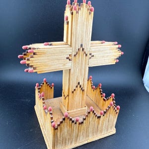 Vintage handgemachte hölzerne Streichholz-Kreuz-Kunst-religiöses Dekor einzigartig