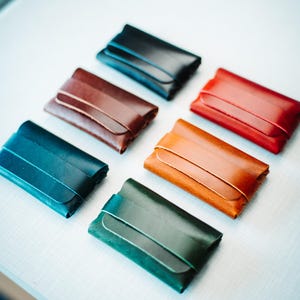 光沢のあるダブルカラーのミニマリストレザーウォレット、ハンドメイドのミニマルカードホルダー、スリムで軽量なデザイン、鮮やかなギフトアイデア