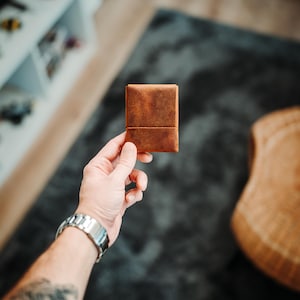 La cartera de cuero más minimalista del mundo: edición XL, tarjetero fino hecho a mano para hombre y mujer.