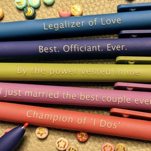 Hochzeit Offiziant Geschenk Personalisierte Stifte ｜ Set mit 5 benutzerdefinierten Lasergravur Soft Touch Stifte ｜Offizianter Vorschlag |