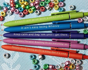Bolígrafos personalizados para terapeutas respiratorios | Juego de 5 bolígrafos personalizados grabados con láser y de tacto suave | Regalo divertido para terapeutas respiratorios / asistentes de terapia respiratoria