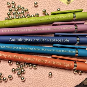 Penne personalizzate per audiologia | Set di 5 penne personalizzate con incisione laser e superficie morbida | Regalo per audiologo/logopedista/laurea | Dottore/SLP