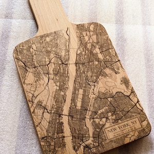 Tabla de cortar para charcutería con mapa de la ciudad de Nueva York fabricada en Flatbush