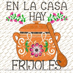 Puede incluir: Una olla de cerámica naranja con tapa y cuchara de madera, decorada con motivos florales y geométricos. El texto "EN LA CASA HAY FRIJOLES" se muestra arriba y abajo de la olla, con detalles florales.