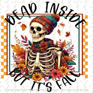 Könnte beinhalten: Ein Skelett trägt einen bunten Hut und einen Schal und ist von Herbstblättern und Blumen umgeben. Der Text "Dead Inside But It's Fall" ist um das Skelett herum geschrieben.