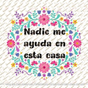 May include: A circular design with the text "Nadie me ayuda en esta casa" in black, surrounded by a floral border. The border features pink, yellow, blue, and purple flowers with teal and purple accents on a white background.