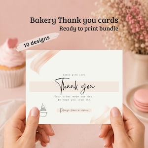 Könnte beinhalten: Eine rechteckige Dankeskarte mit einer minimalistischen Cupcake-Strichzeichnung, sanften pfirsichfarbenen Pinselstrichen und dem Text: BAKED WITH LOVE, Thank you, Your order made our day. We hope you love it!, und Please leave a review. Das Design ist Teil eines 10er-Sets.