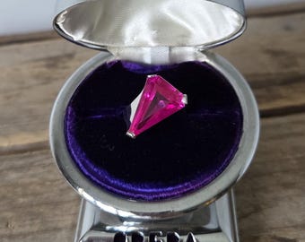 Created Ruby Ring - Retro Era 10k White Gold Fancy Triangle Cut Gemstone - Vintage Circa 1970s Era Size 6 1/2 Fine Jewelry - Space Age