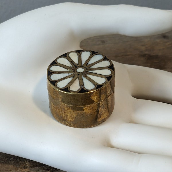 Vintage tiny Brass Sea Shell inlayed Pill/Jewelry box, Compact Trinket Box, Dainty Mid Century vanity accessory, Unique flower art