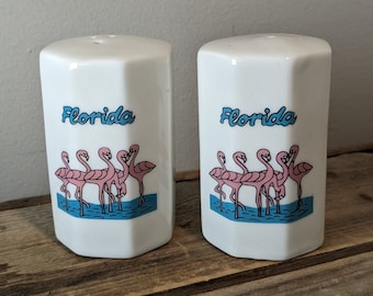 Vintage udda keramiska FLORIDA rosa flamingos salt- och pepparkar, tillverkade i Taiwan