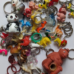 ANIMALS keychain galore, vintage 70&#39;s to 90&#39;s, Cats, dogs, Poodle, Lion, Monkey and much more, keyring collection, please read description!
