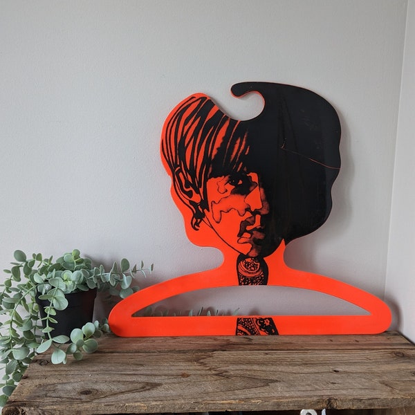 RARE Ringo Starr The BEATLES Pop Art Vintage 1960s Plastic Clothes HANGER, Ges.Gesh W. Germania arancione brillante Shop display