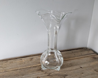 Vintage liten, volangkantad, räfflad glasvas ~ Spansk munblåst näsduk för glas Retro heminredning för små utrymmen