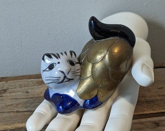 Vintage mexikansk Tonala stretchkatt-sjöjungfru, folkkonstkeramik, blommig keramik och mässing liten kattfigur, bokhylledekoration, gammal patina