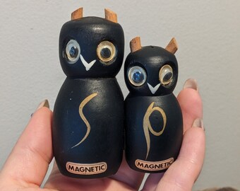 SÄLLSYNTA Vintage Träugglor Salt- och pepparkar, Magnetiska ugglor, Borddekoration Enesco, Tillverkad i Japan, originalklistermärken