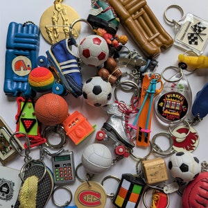 Porte-clés SPORTS ET JEUX à profusion, collection de porte-clés vintage des années 70 à 90, pour le ski, le skate, le basketball et bien plus encore, veuillez lire la description !