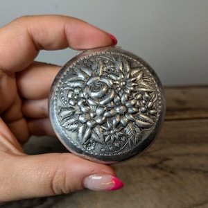 Vintage Small Silver Embossed Roses Snuff Box, Ornate Flower Silver Pill/Jewelry box, Compact Trinket Box, Antique vanity accessory