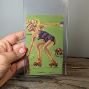 Vintage Arcade Karte Pin Up Girls, Mädchen auf Zaun von Stier gejagt, Künstler signiert, Zoe Mozert, Mutoskop Karte