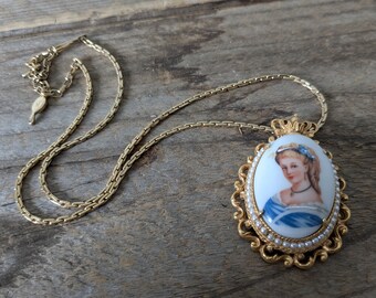Vintage Florenza x Limoges porslinshalsband med kameo, dam i blått, romantiskt guldfärgat hänge på Sarah Coventry-kedja.