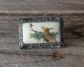 Antik kinesisk silver filigran Scrimshaw målad etsad brosch mini asiatisk scen 4,8 cm, söt sjungande fågel nål/brosch