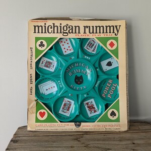Bandeja de plástico verde para cartas RUMMY KITTY de Michigan, década de 1960. Tablero de juego vintage. Bandeja de póquer. Temática de gato negro. En su caja original. Bandeja original para juego de cartas.