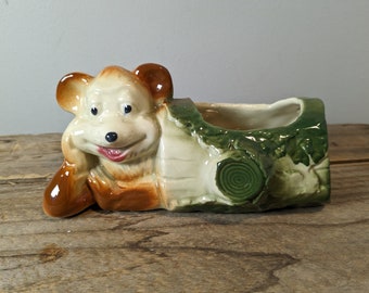 Sassy Bear i en stock Keramikplanter, 70-80-tal Keramikplanter, Kitsch blomkruka