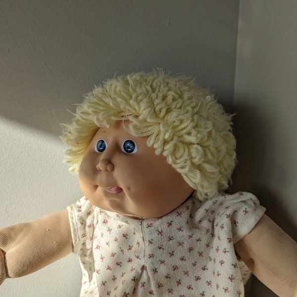 vintage 1978-1982 poupée Cabbage Patch Kid, cheveux courts blonds jaunes bouclés, poupée aux yeux bleus, grimace qui sort la langue