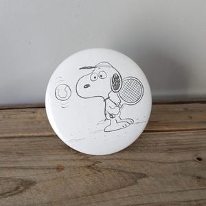 RARE OVERSIZED vtg Snoopy Tennis Peanuts 6'' pin BUTTON - 60s-70s - cardboard back, wall hanging, self-standing collectible pop art pin