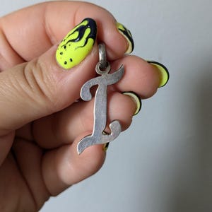 Charme de prata cursiva vintage com letra maiúscula ''I'' ou ''L'', pingente/amuleto de prata esterlina 950, estilo brutalista