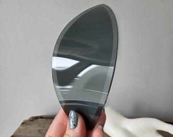RÖKGRÅ Hollywood Regency 1980-tals Lotuslampa i glas, reservdelsinsats med ''C''-FORM för yttre lotus, böjt glasblad, 7,5 cm x 15 cm