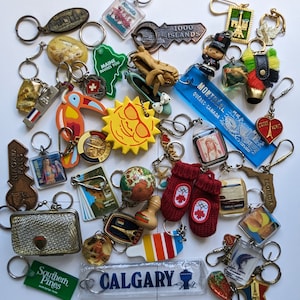 AROUND THE WORLD Part #4 sleutelhanger in overvloed, vintage jaren 70 tot 90, Hawaii, Parijs en nog veel meer, sleutelhangercollectie, lees de beschrijving!