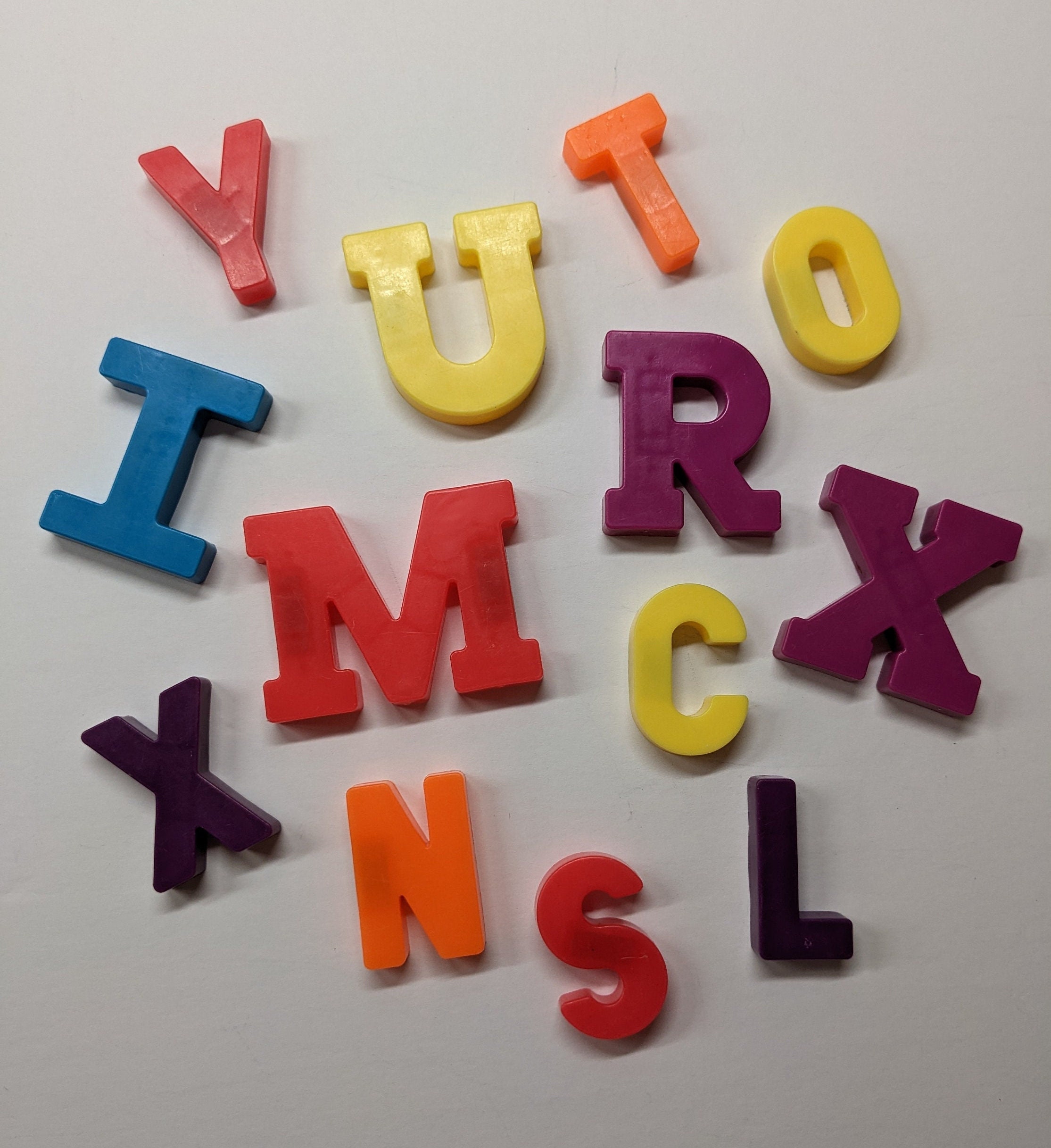 Coogam Tableau d'entraînement des lettres magnétiques, aimant traçage ABC,  tableau de l'alphabet pour apprendre à écrire majuscules et minuscules,  jouet éducatif à moteur fin, cadeau Montessori pour enfants de 3, 4, 5