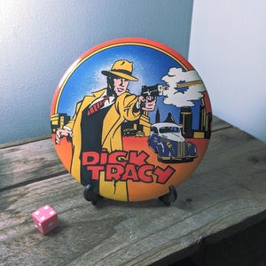 RZADKA, WIELKA, vtg Dick Tracy 6'' pin BUTTON - lata 60.-70. - tekturowy tył, ścienna zawieszka, samonośna kolekcjonerska przypinka pop art